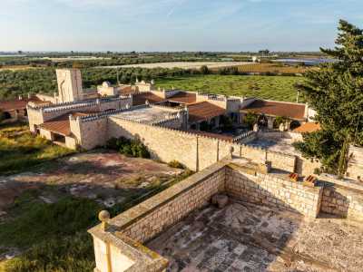 Da questo punto si pu� scorgere tutto il retro del complesso: una serie di locali e cortili delimitati da mura merlate e portali istoriati che impreziosiscono l�ingresso a nord della struttura